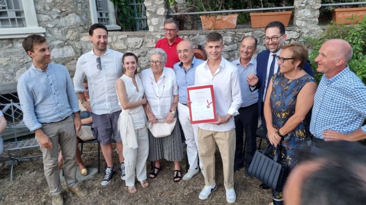 VIDEO E FOTO. La Famiglia Bosina al Sacro Monte fa toccare il cielo con un dito ai ragazzi del Ferraris, tra poesie in dialetto e uno scenario fantastico