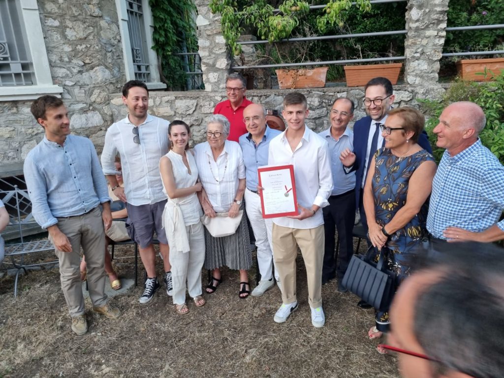 VIDEO E FOTO. La Famiglia Bosina al Sacro Monte fa toccare il cielo con un dito ai ragazzi del Ferraris, tra poesie in dialetto e uno scenario fantastico